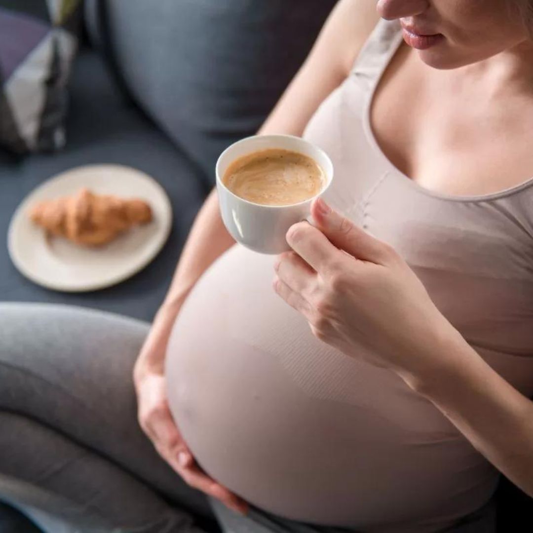 Cafeaua în sarcină: trebuie să o elimini sau să reduci cantitatea?