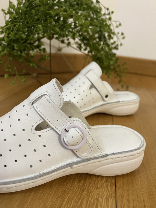 Saboti medicali perforati cu bareta din piele naturala [2]