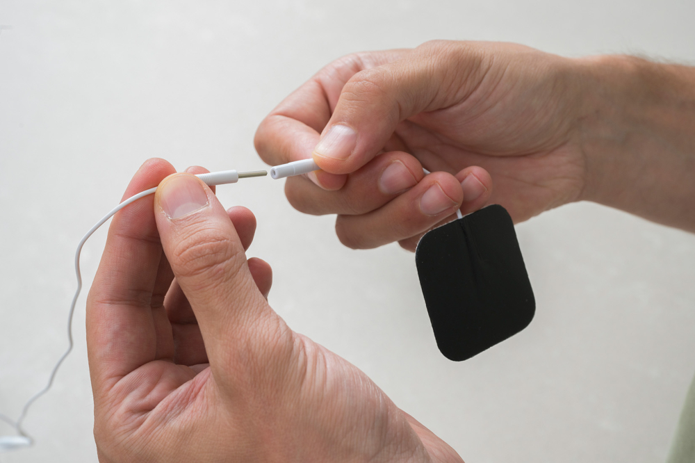 NOU: Aparat de masaj Electrostimulator nervos transcutanat TENS, 4 electrozi, 2 canale, 50 programe [6]