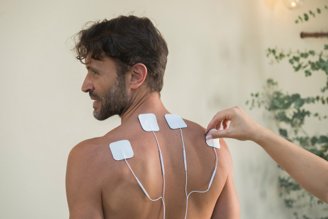NOU: Aparat de masaj Electrostimulator nervos transcutanat TENS, 4 electrozi, 2 canale, 50 programe [10]