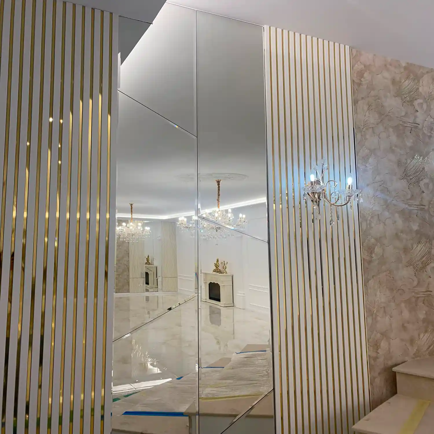 Riflaj Decorativ Alb cu Oglindă Aurie - Design Premium [5]