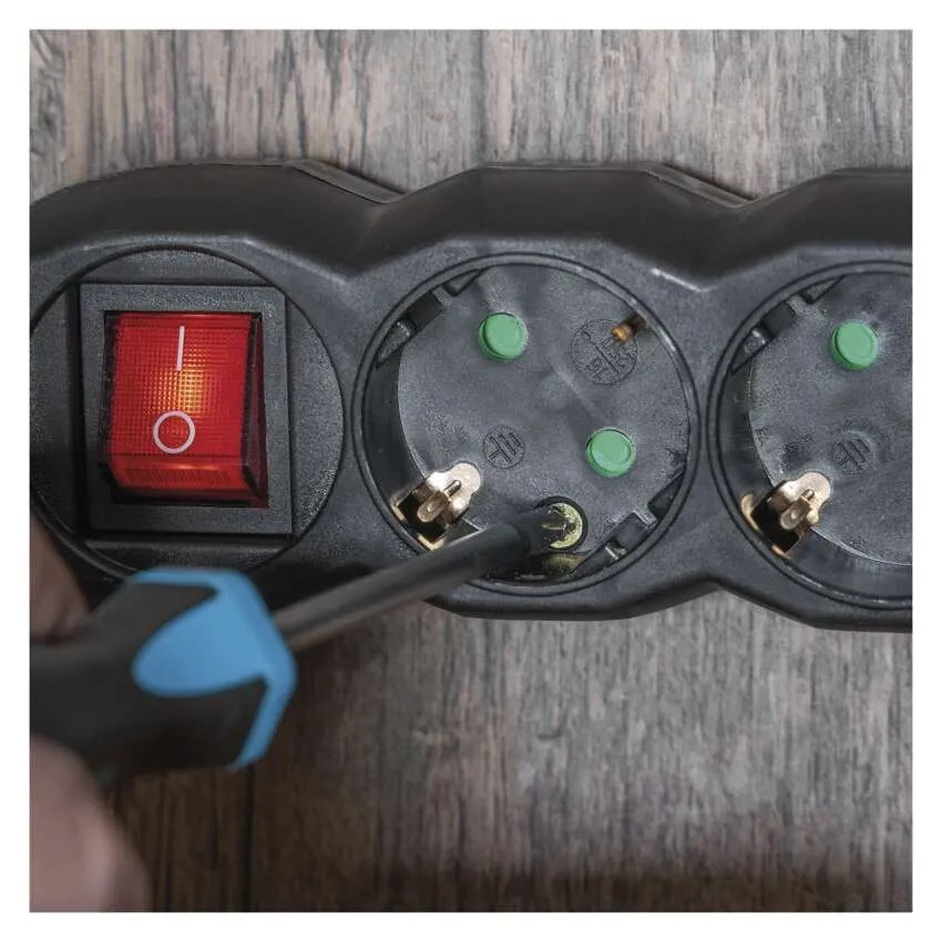 PRELUNGITOR NEGRU 1,5 M , 3 PRIZE, CU INTRERUPATOR [3]