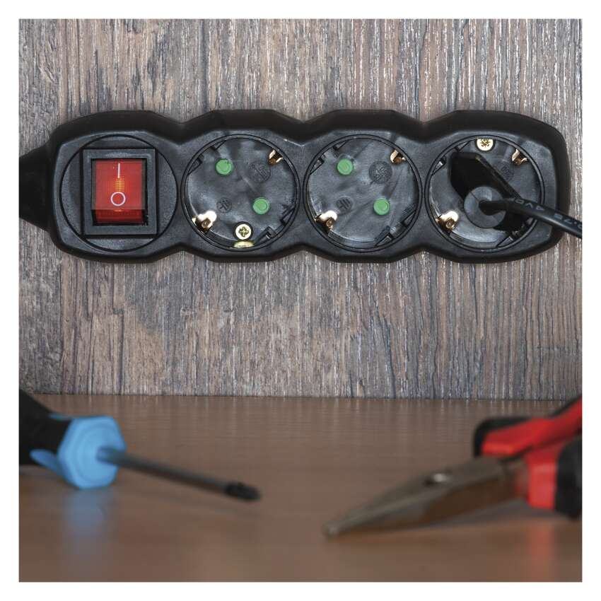 PRELUNGITOR NEGRU 1,5M , 6 PRIZE, CU INTRERUPATOR [7]