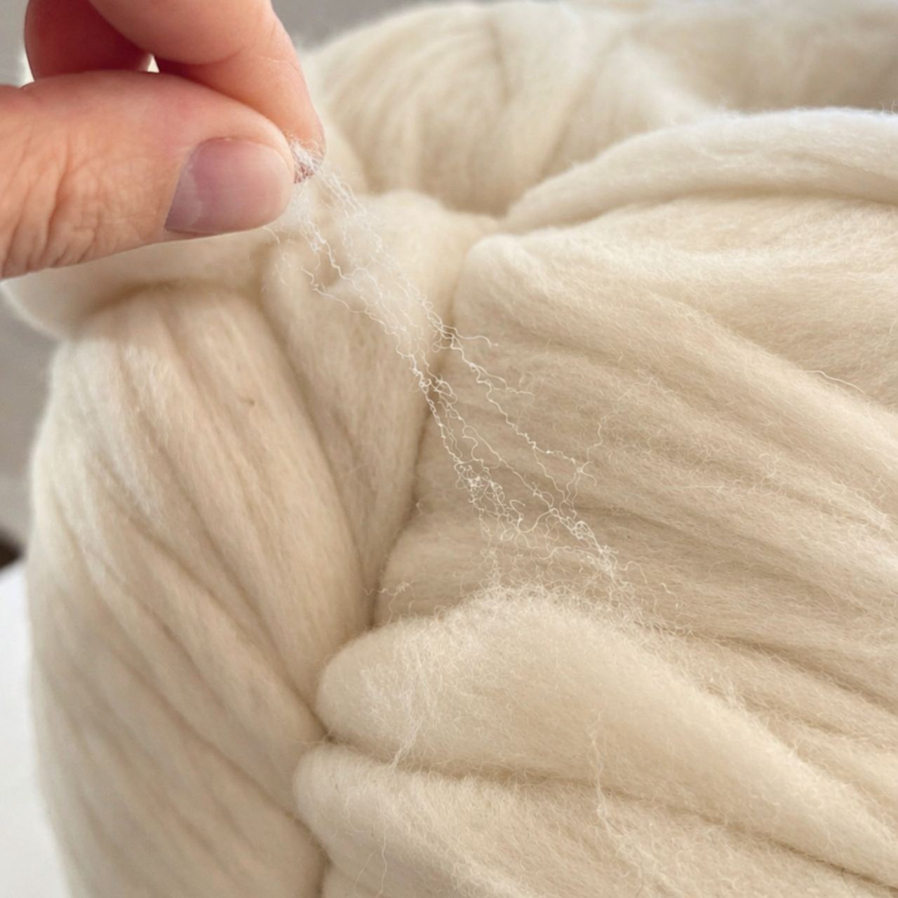 Lana Cardata Merinos Alb Premium 8kg, 26 Microni, Fibra 6-8 Cm, Naturala, Spalata, Uscata la Soare, Ideala pentru Felting, Filare, Umplutura, Impletit [4]