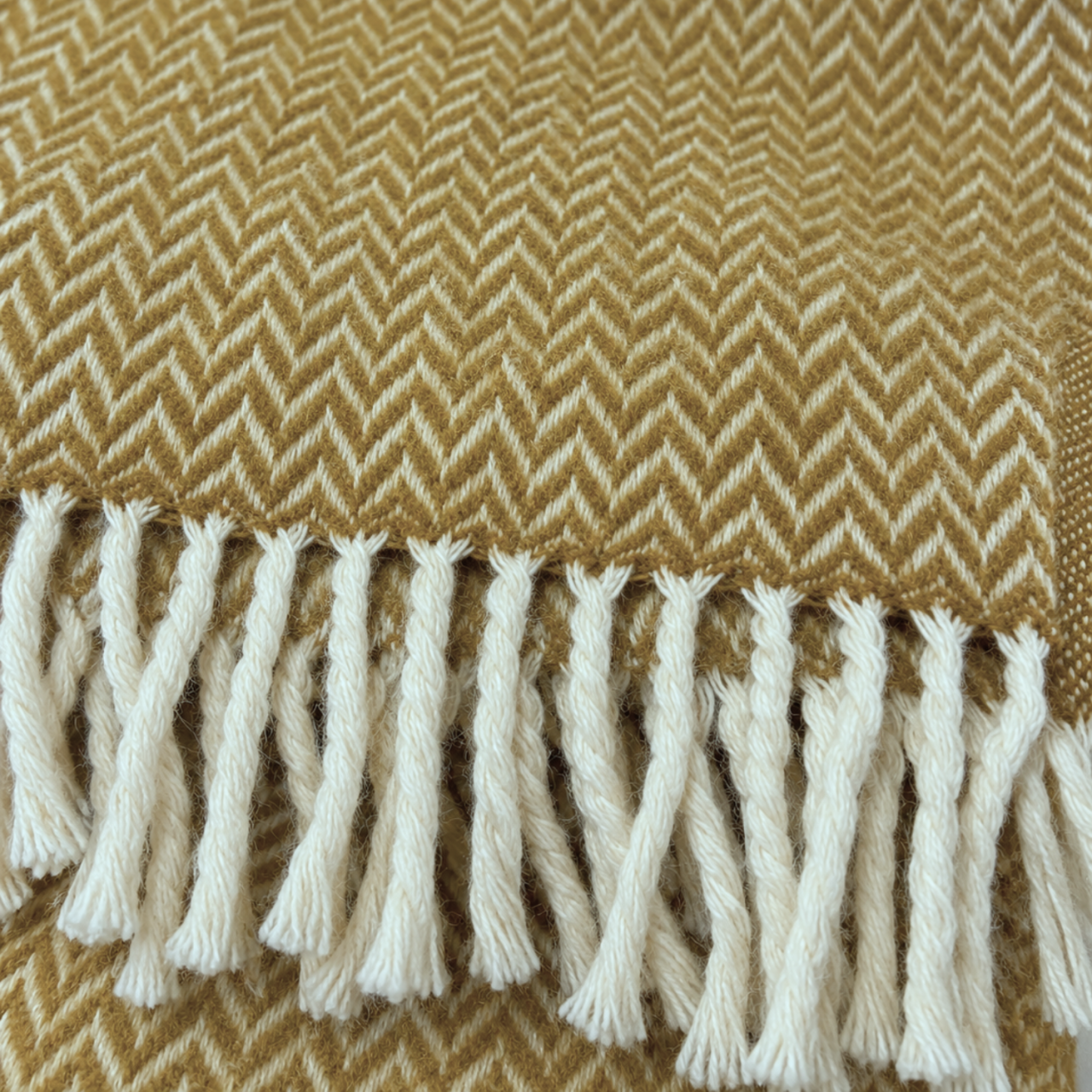 Lanawool 100 % Merinowolle Decke, 150 x 200 cm, 417 g/m², Dick & Warm, Temperaturregulierend, Atmungsaktiv, Ockergelb, Chevron-Muster, mit Fransen [4]