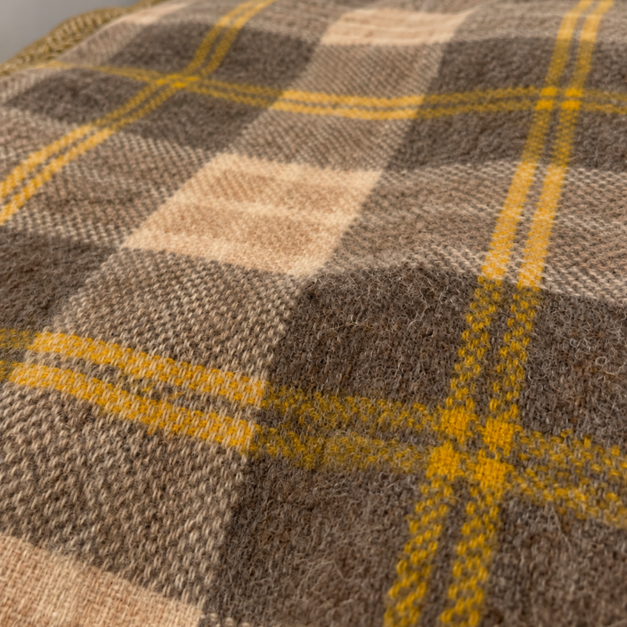 Lanawool Decke aus 100 % Merinowolle, 206 × 215 cm, mit Fransen, 360 g/m², Wärmend, Temperaturregulierend, Atmungsaktiv, Irisches Karomuster, Neutrale Farben [3]