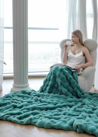 Paturi Cocolino - Pătură extra pufoasă Jojo Home din blană artificială de iepure – verde smarald 200x230 cm