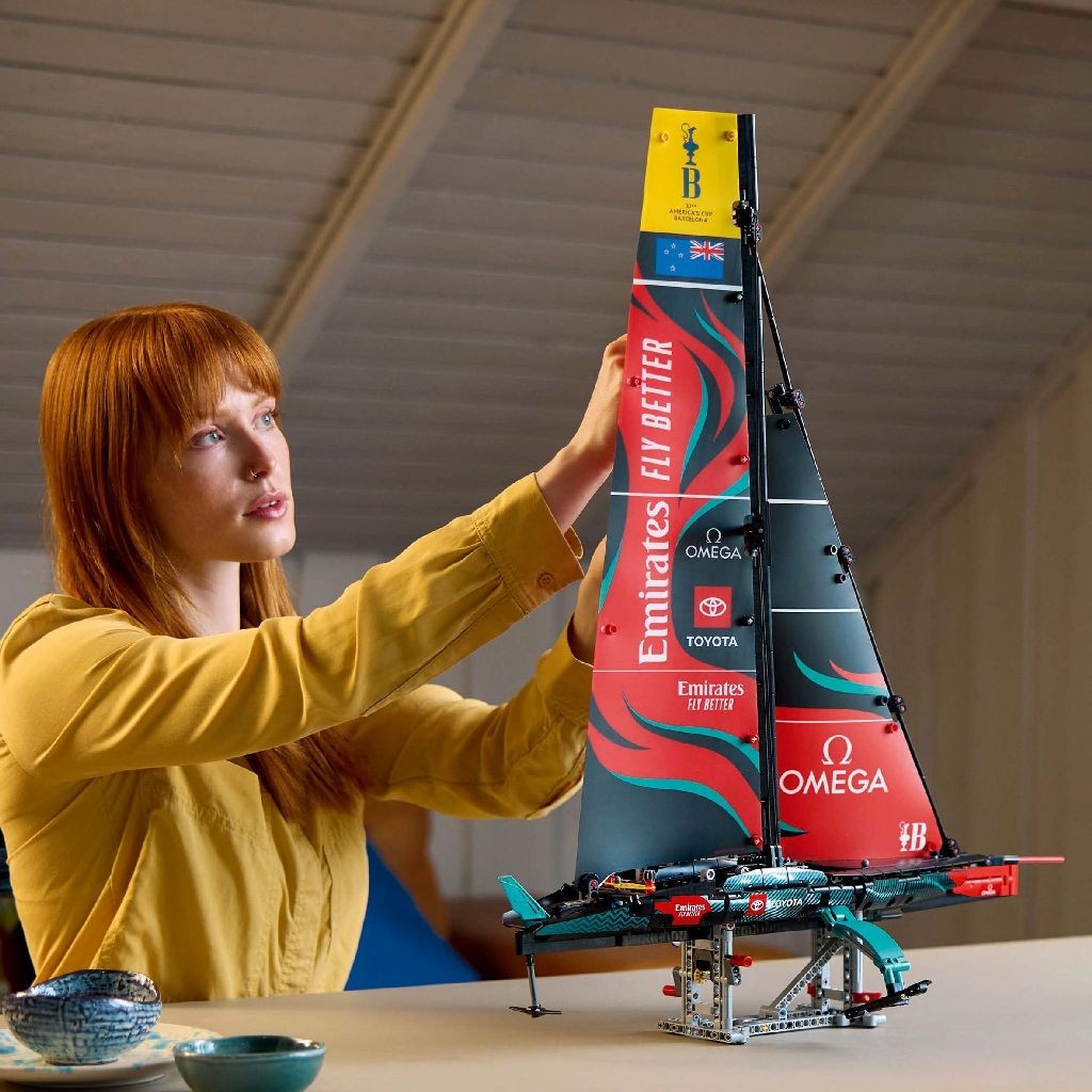 LEGO TECHNIC IAHTUL EMIRATES TEAM NEW ZEALAND AC75 42174 [3]