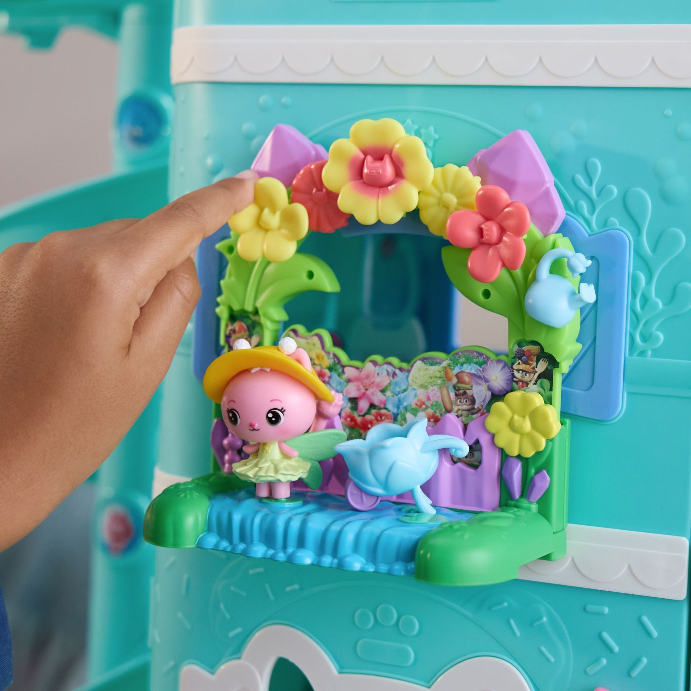 GABBYS DOLLHOUSE FILMUL SET BALCONUL GRADINA SI FIGURINA ZANA REGINA KITTY CU  ACCESORII [3]