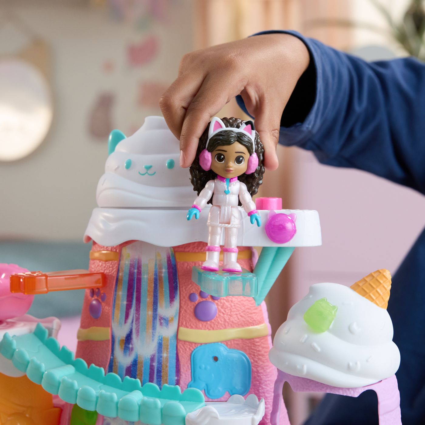 GABBYS DOLLHOUSE FILMUL SET DE JOACA MUNTELE DE DULCIURI A LUI GABBY [4]