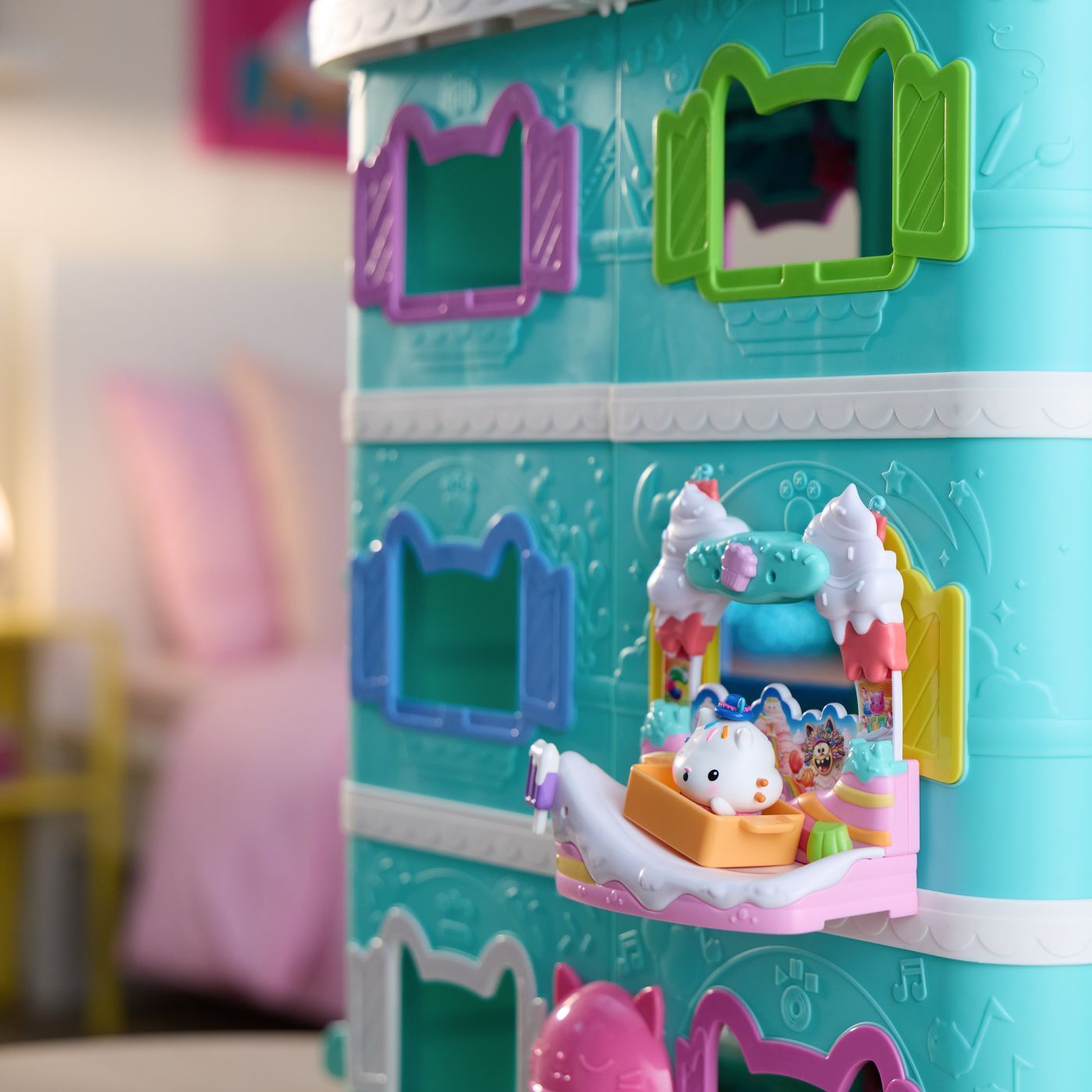 GABBYS DOLLHOUSE FILMUL SET BALCONUL DIN DULCIURI SI FIGURINA PISICA CAKEY CU ACCESORII [6]