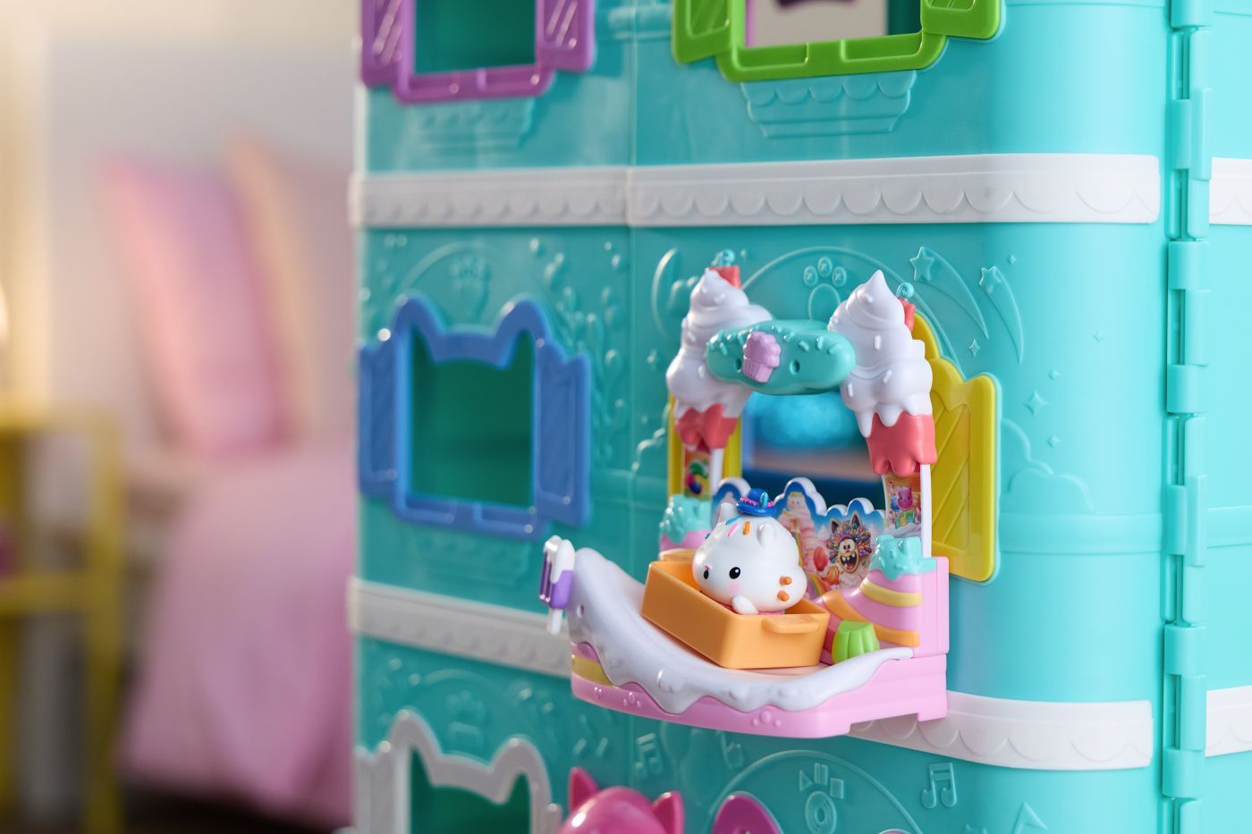 GABBYS DOLLHOUSE FILMUL SET BALCONUL DIN DULCIURI SI FIGURINA PISICA CAKEY CU ACCESORII [7]