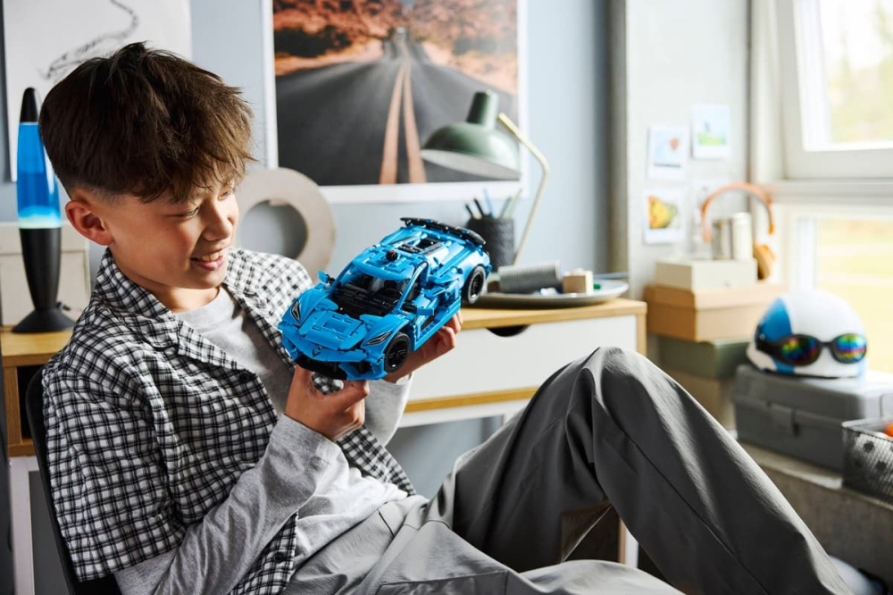 LEGO TECHNIC CHEVROLET CORVETTE STINGRAY ALBASTRU 42217 [8]