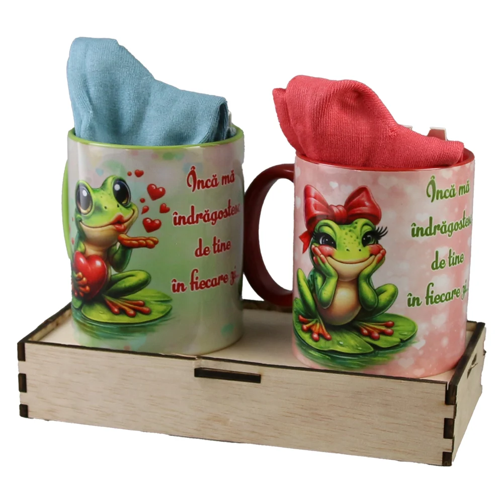 Set cadou cu 2 cani ceramice, 2 sosete si suport lemn „Inca ma indragostesc…” [2]