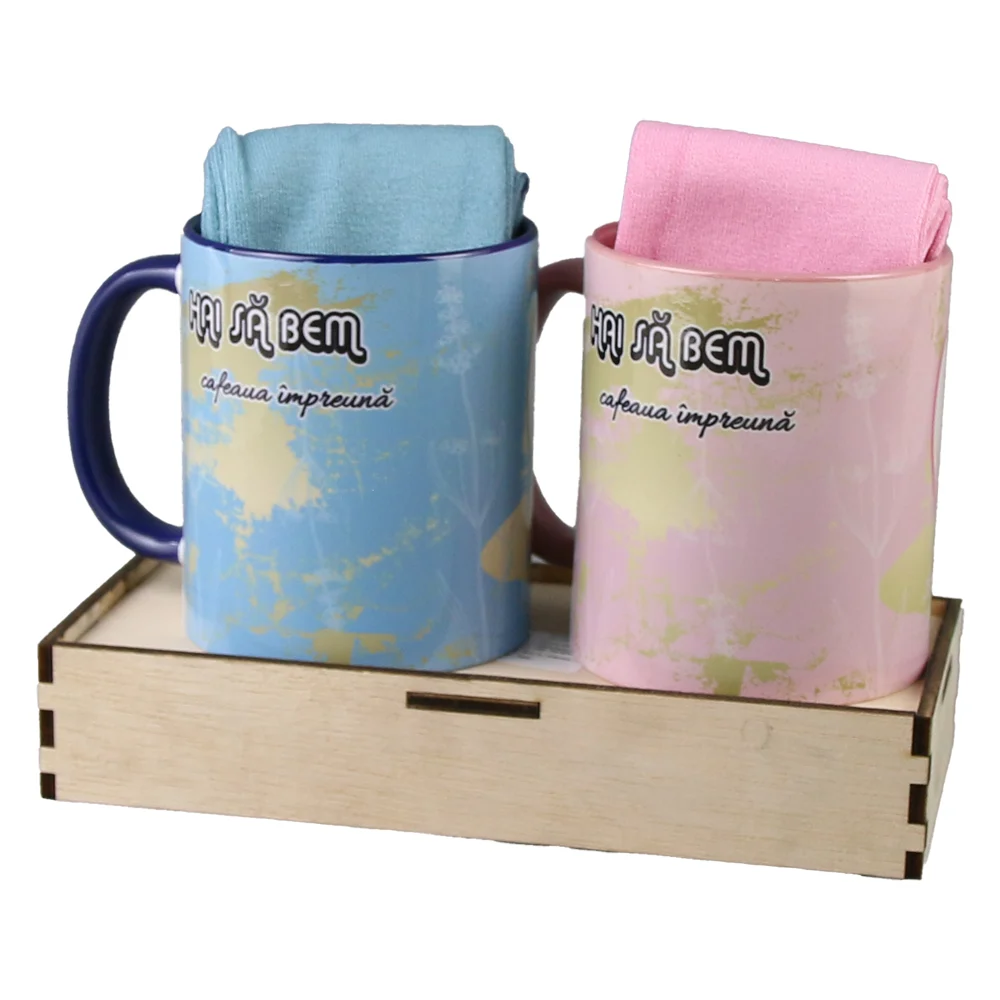 Set cadou cu 2 cani ceramice, 2 sosete si suport lemn „Hai sa bem o cafea impreuna…” [2]