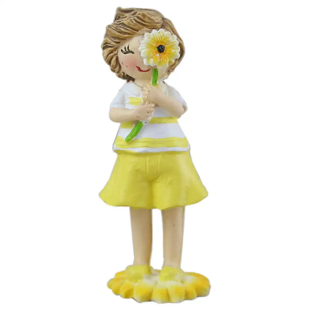 Ornamente și figurine decorative - Figurina fata din rasina cu floare 10 cm galben