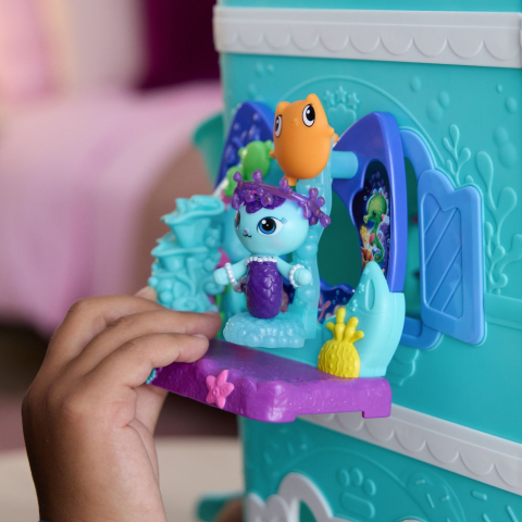 GABBYS DOLLHOUSE FILMUL SET BALCONUL ACVARIU SI FIGURINA MERCAT CU ACCESORII [5]