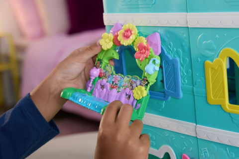 GABBYS DOLLHOUSE FILMUL SET BALCONUL GRADINA SI FIGURINA ZANA REGINA KITTY CU  ACCESORII [4]