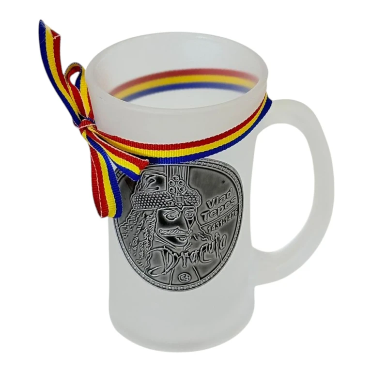 Căni și pahare - Halba decorativa din sticla mata cu medalion Vlad Tepes si panglica tricolora