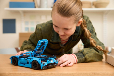 LEGO TECHNIC CHEVROLET CORVETTE STINGRAY ALBASTRU 42217 [5]