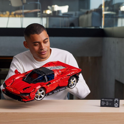 LEGO TECHNIC FERRARI DAYTONA SP3 42143 [2]