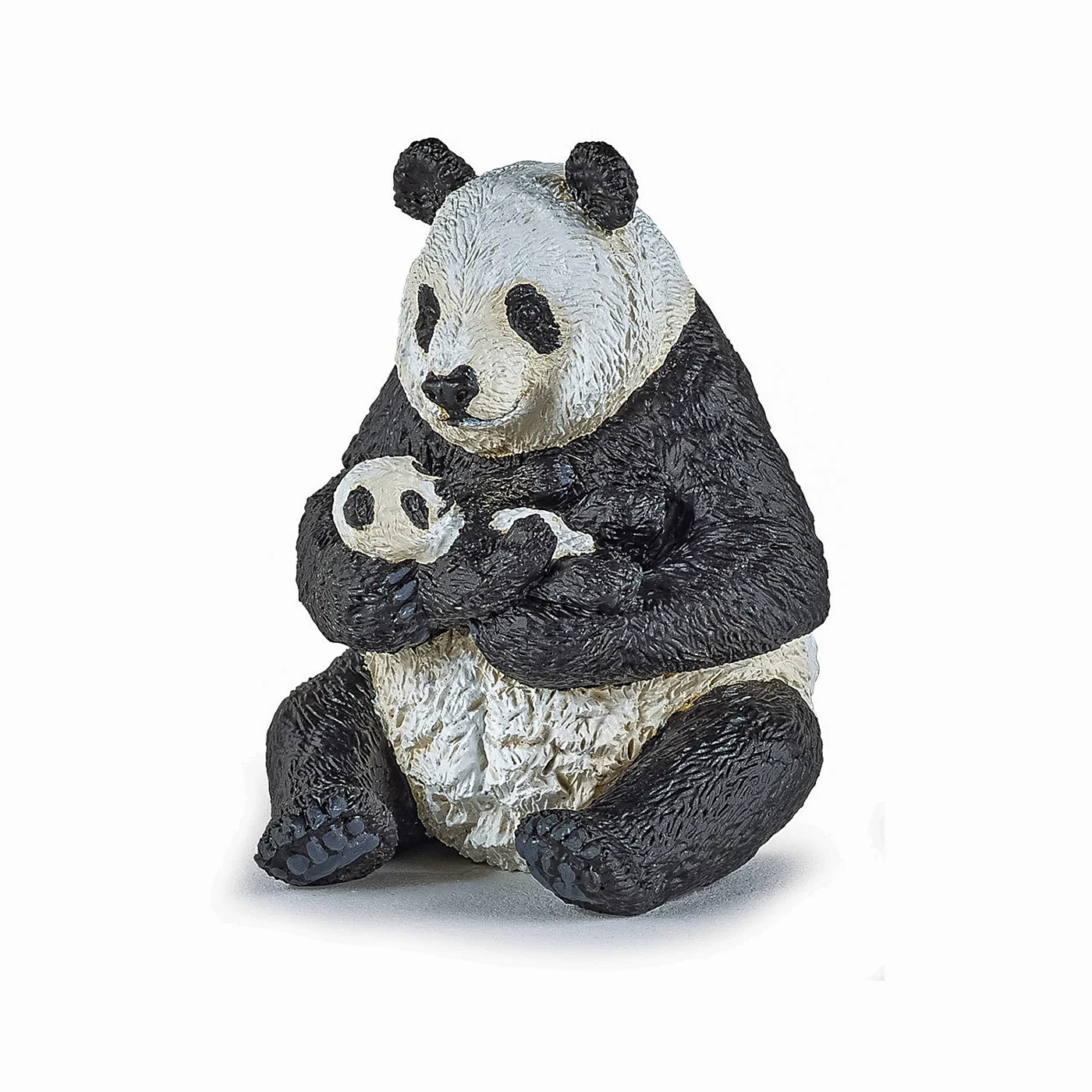 Noutăți Librăria Compas - Figurina Papo Urs panda sezand cu pui in brate 6 x 7 x 8 cm