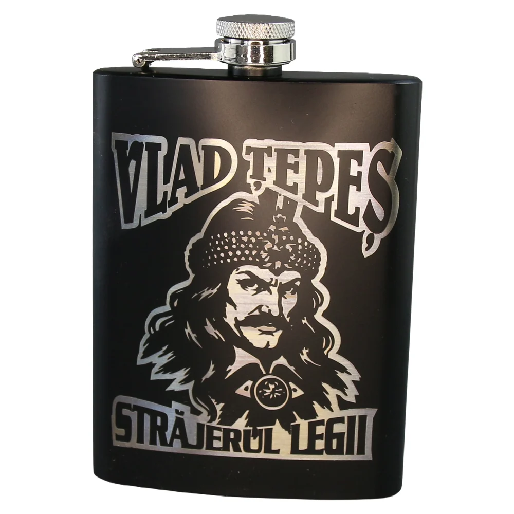 Casă și decorațiuni - Plosca metalica gravata 220 ml Vlad Tepes