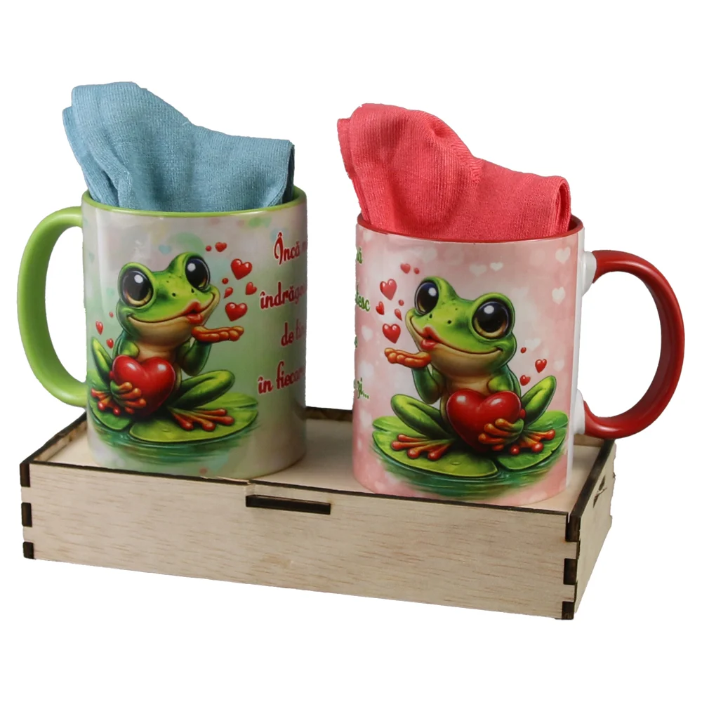 Căni și pahare - Set cadou cu 2 cani ceramice, 2 sosete si suport lemn „Inca ma indragostesc…”