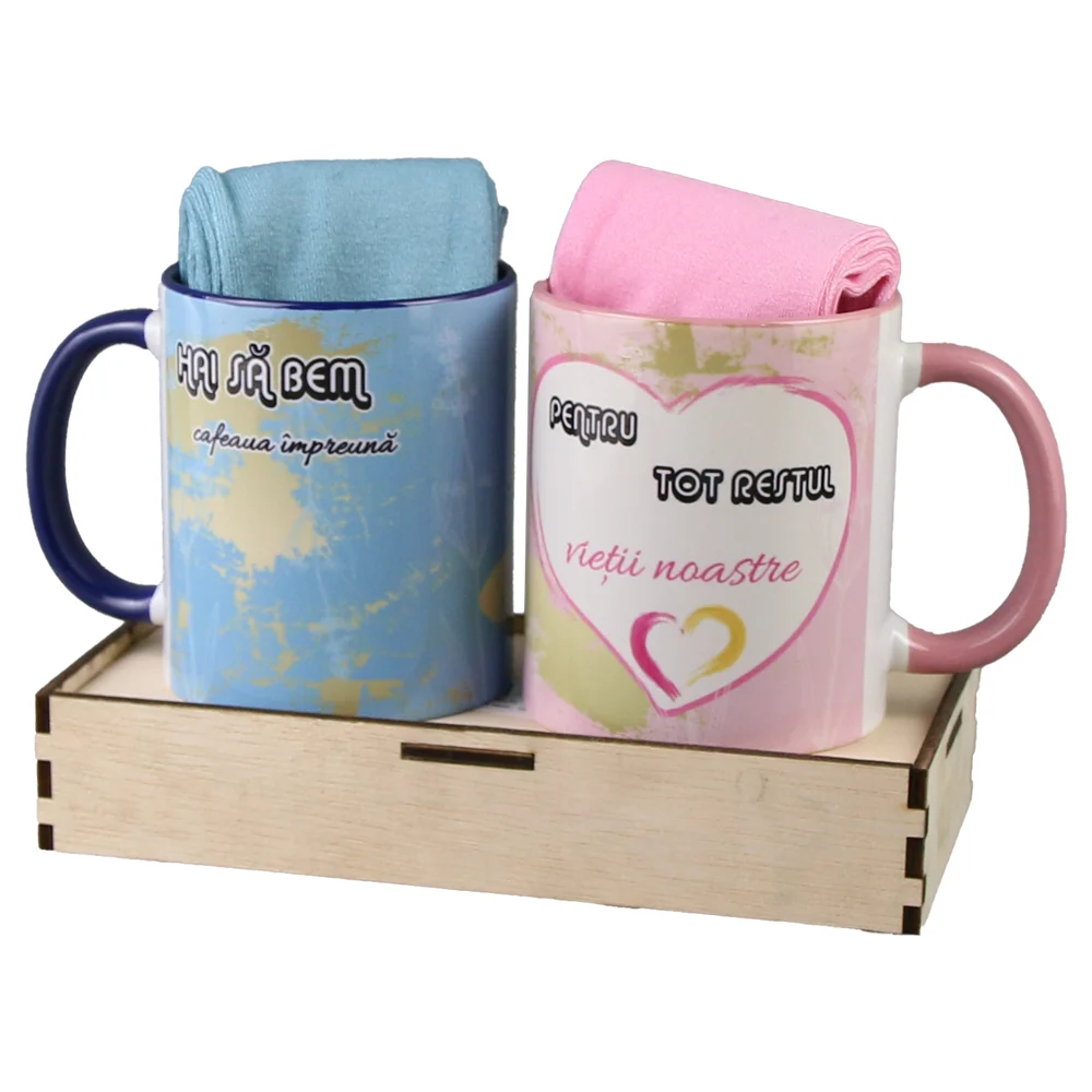 Căni și pahare - Set cadou cu 2 cani ceramice, 2 sosete si suport lemn „Hai sa bem o cafea impreuna…”