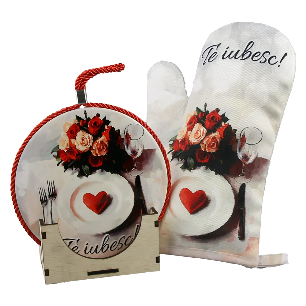 Articole pentru bucătărie - Set cadou „Te iubesc” cu suport ceramic decorativ, manusa de bucatarie si suport din lemn