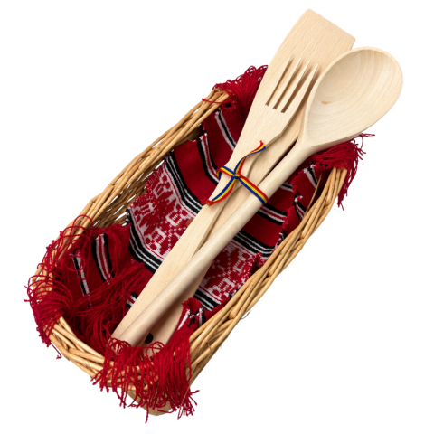 Articole pentru bucătărie - Set ustensile lemn in cos decorativ