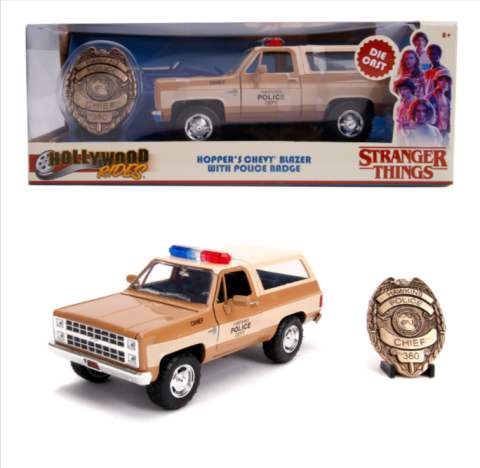 Mașinuțe de jucărie - Set masinuta si insigna Stranger Things Hopper's Chevy Blazer 1980