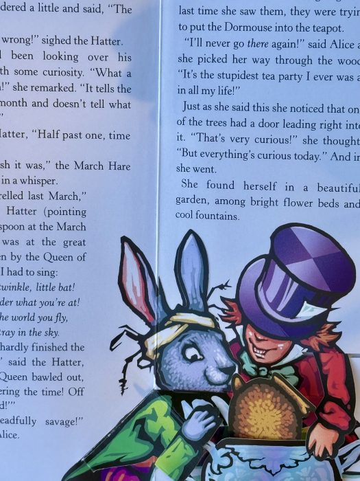 Alice's Adventures in Wonderland Pop-Up Book [4]