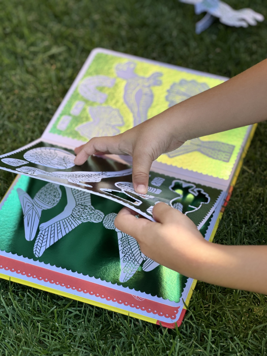 Press Out and Decorate: Dinosaurs – Carte de activități cu decorațiuni 3D | Nosy Crow [5]
