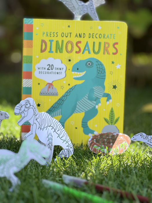 Press Out and Decorate: Dinosaurs – Carte de activități cu decorațiuni 3D | Nosy Crow [8]