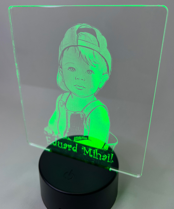 Lampa de veghe 3D personalizata cu portret bebelus gravat pe acril [3]