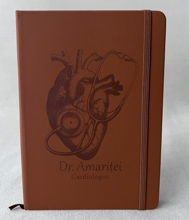 Agende personalizate - Agenda A5 maro personalizata prin gravura laser cu logo detaliat, cadou pentru medici si profesori