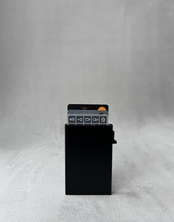 Portofel carduri metalic negru personalizat cu poza caine si pisica prin gravura laser detaliata [1]