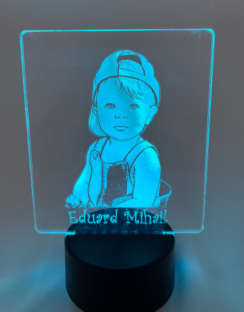 Lampa de veghe 3D personalizata cu portret bebelus gravat pe acril [1]