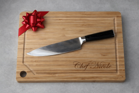 Set cadou gatit personalizat format din cutit profesional si tocator bambus gravate prin laser Chef Nicole în cutie de prezentare [0]