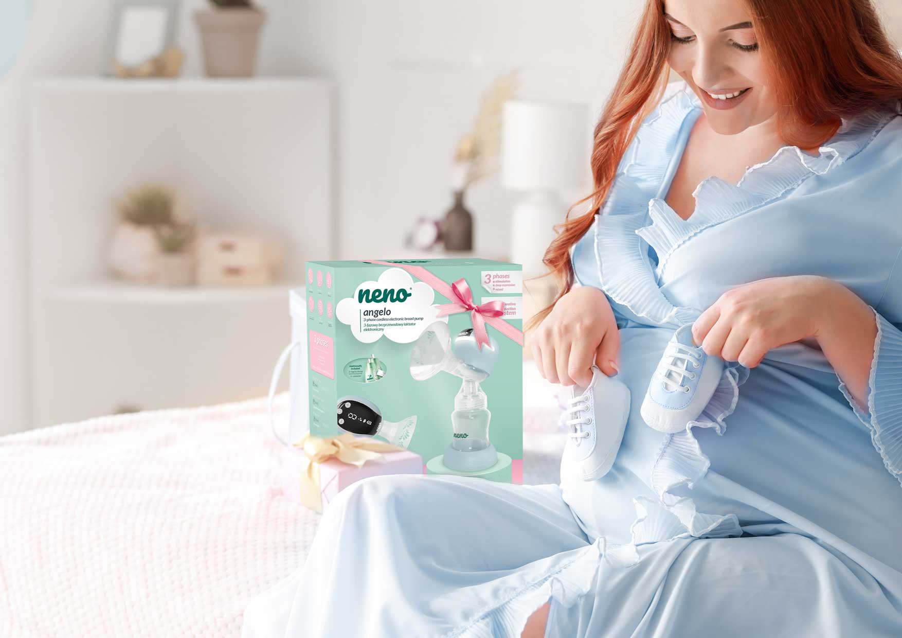 femeie care ține pantofi mici