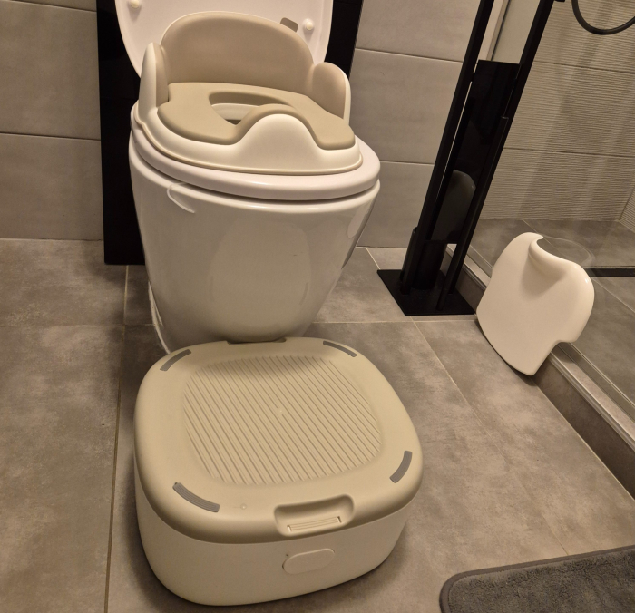 Olita multifunctionala 4 in 1 pentru copii – Reductor WC, Inaltator, Scaun, Recipient detasabil, Perna moale, Spatar ergonomic, Anti-alunecare, Anti-stropire, Capac inclus [2]