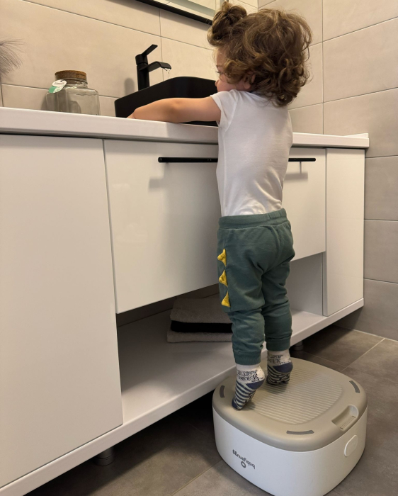 Olita multifunctionala 4 in 1 pentru copii – Reductor WC, Inaltator, Scaun, Recipient detasabil, Perna moale, Spatar ergonomic, Anti-alunecare, Anti-stropire, Capac inclus [3]