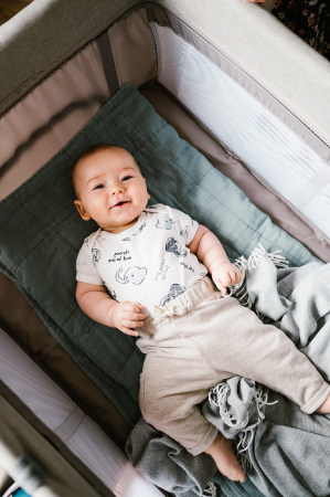 Pătuț de călătorie BLISSY gri cu accesorii [15]