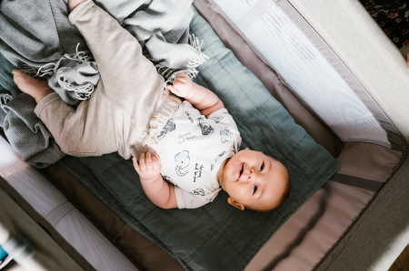 Pătuț de călătorie BLISSY gri cu accesorii [5]