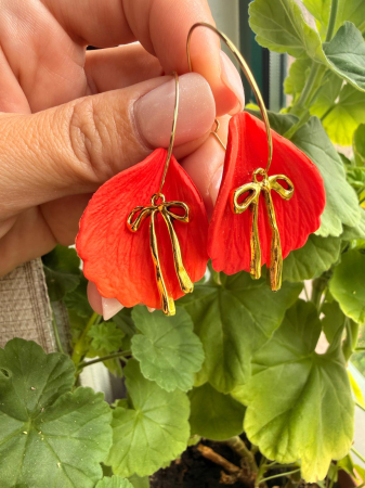 Petale delicate - Cercei artizanali Vanatori de Complimente, petale rosii cu fundita aurie, lucrati manual in Bucuresti