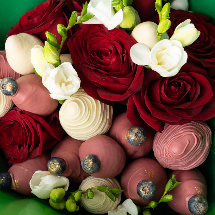 Buchet cu Capsuni, Trandafiri si Frezii [3]