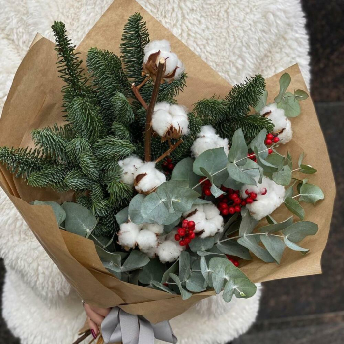 Buchet de Crăciun cu Brad, Eucalipt, Bumbac și Ilex [2]