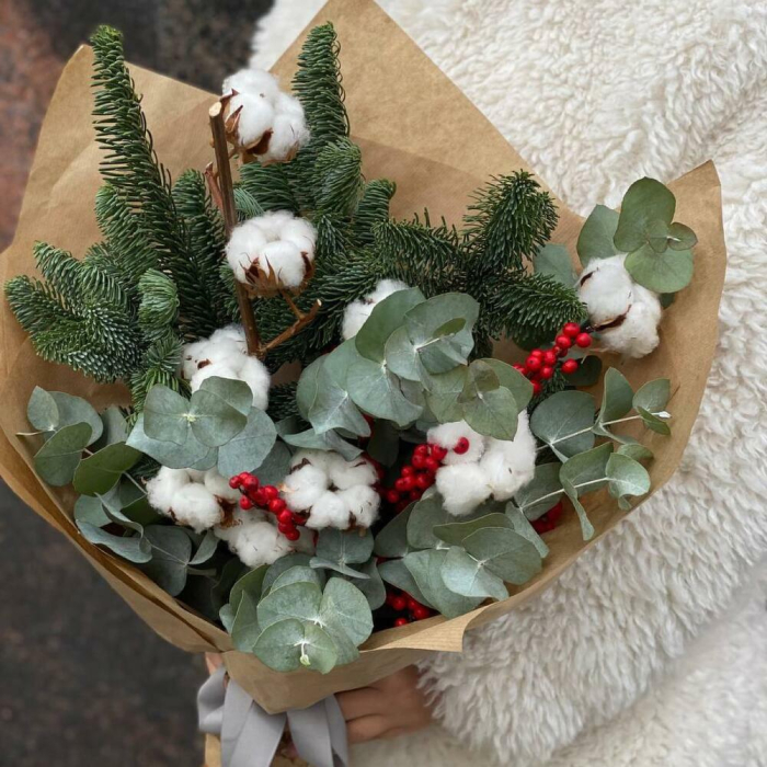 Buchet de Crăciun cu Brad, Eucalipt, Bumbac și Ilex [1]