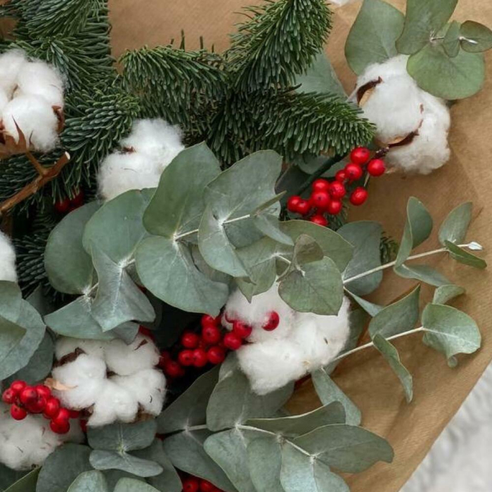 Buchet de Crăciun cu Brad, Eucalipt, Bumbac și Ilex [3]